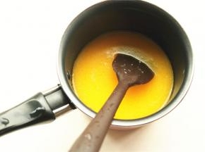 牛奶和黄油以及15克白糖，加热至黄油融化。