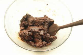 加入刚才筛好的面粉里，一边加一边搅拌，最后翻拌均匀。