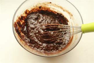 继续用手抽翻拌均匀。