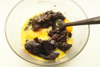 蛋白蛋黄分离，蛋黄加入到刚才的可可面粉糊里。