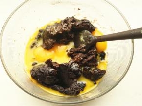 蛋白蛋黄分离，蛋黄加入到刚才的可可面粉糊里。