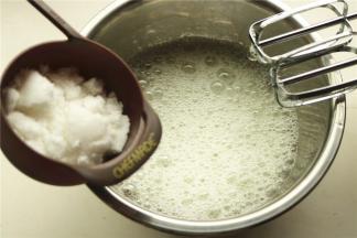 蛋白加入几滴柠檬汁和一点点盐，打发到粗泡状态时候加入所有剩下的白砂糖。