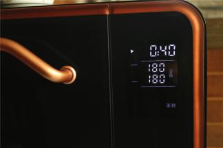 此时取出烤箱里的面包胚，再选择蛋糕程序，温度调整到180度，开始预热烤箱。