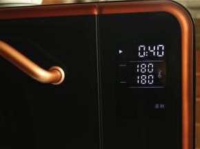 此时取出烤箱里的面包胚，再选择蛋糕程序，温度调整到180度，开始预热烤箱。