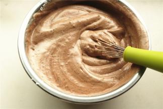 先挖三分之一蛋白到蛋黄糊里，兜底拌匀后倒入剩余的蛋白霜里，再次兜底拌匀，蛋糕糊就做好了。