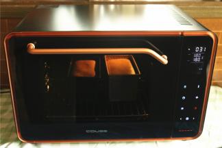 预热完成，烤箱会发出提示音，把模具放入烤箱，开始烘烤。