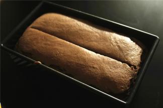 15分钟左右，蛋糕表面变硬，迅速拿出来用刀子在中间划一刀，再次送入烤箱。