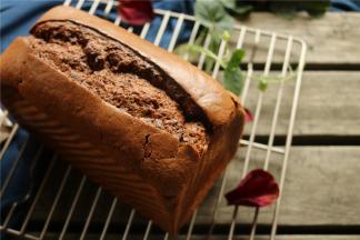 拿出来趁热脱模，马上立起来，避免把蛋糕部分压变形，略微晾凉，趁热吃风味更佳。