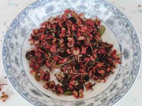 温馨提示：这是没有经过油炸的花椒颜色，色泽艳红。
                  陕西富平的花椒皮薄味浓，麻中带香，做出的花椒油后味无穷。