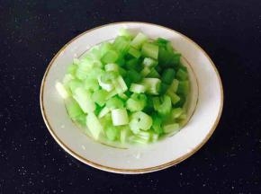 芹菜洗干净，去叶留茎，焯水后过凉水，沥干水分切丁备用。
焯水时候注意，水开后放入芹菜，然后迅速捞出然后过凉水，时间一定要短，不然就软绵了。