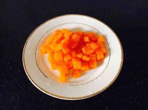 胡萝卜焯水后过凉水，沥干水分备用。
锅里的水开后放入1小勺盐，1小勺油，放入胡萝卜，煮约2分钟后捞出过凉水，沥干水分备用。胡萝卜可煮到自己喜欢的口感。