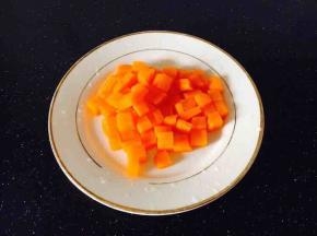 胡萝卜焯水后过凉水，沥干水分备用。
锅里的水开后放入1小勺盐，1小勺油，放入胡萝卜，煮约2分钟后捞出过凉水，沥干水分备用。胡萝卜可煮到自己喜欢的口感。