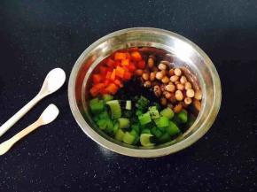 把芹菜丁、胡萝卜丁、花生米、黑芝麻放在一个较大的容器里，放适量的盐和少许白糖，搅拌均匀。
白糖放少许即可，它是起到提鲜的作用。