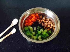 把芹菜丁、胡萝卜丁、花生米、黑芝麻放在一个较大的容器里，放适量的盐和少许白糖，搅拌均匀。
白糖放少许即可，它是起到提鲜的作用。