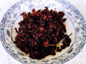 温馨提示：这是经过油炸的花椒颜色，暗红色。
                   之所以上两张花椒颜色的照片做对比，是想提醒小朋友们，在炸花椒油时一定要注意火候，要用中火或者小火，还有要注意时间，一闻到花椒的香味就要关火，捞出花椒，这样的花椒油才醇香。
                 切忌把花椒炸糊了（不要把花椒炸成黑色哦）