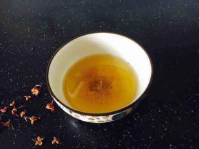 温馨提示：做好的花椒油一次不能使用完请放在洁净的小碗里或者小瓶子里保存好，以便继续使用。
花椒油中会有沉淀物，不影响食用。
花椒中的沉淀物可用较密实的小漏子过滤一下。