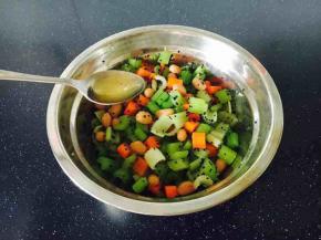 盛2小勺花椒油浇在芹菜丁上，拌匀即可。
使用花椒油，一是为了增鲜提香，另一是祛湿开胃健脾。