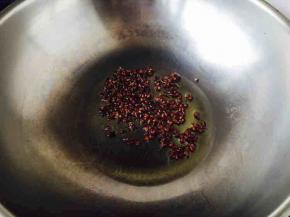 热锅，锅里放入约50的炒菜油，然后立即放入50g的花椒，中火焙炒花椒，当花椒散出香味时捞出花椒，留花椒油备用。