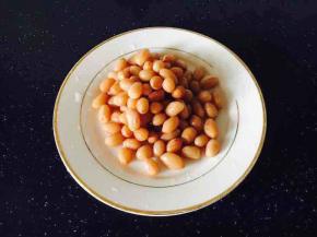 花生米提前8个小时泡上，水开后放入泡好的花生米，煮开后立即捞出过凉水，沥干水分，撒少许盐入味备用。
这样煮出的花生米脆爽。
使用市售的新鲜的花生更为方便，洗干净后煮约15分钟，剥皮即可。