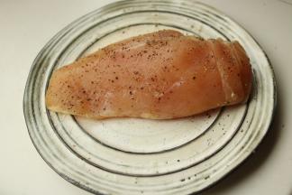 鸡胸肉解冻擦干水分，撒少许盐和现磨黑胡椒腌制20分钟。