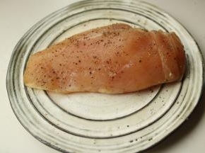 鸡胸肉解冻擦干水分，撒少许盐和现磨黑胡椒腌制20分钟。