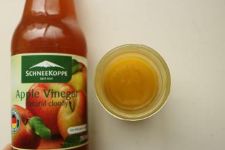 橄榄油、苹果醋、盐、糖放入玻璃瓶，快速摇晃做成苹果醋沙拉酱。