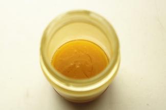 平底锅放入橄榄油，放入鸡胸肉煎。