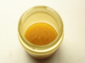 平底锅放入橄榄油，放入鸡胸肉煎。
