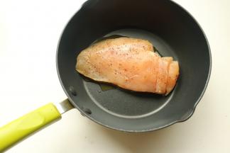 翻面两面煎黄，因为比较厚，所以小火盖盖焖煎一会避免不熟。