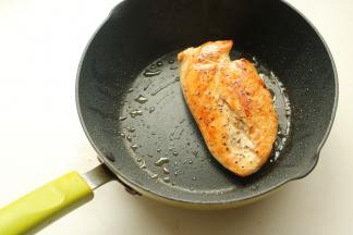 煎好的鸡胸肉切片。