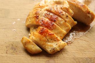 煎好的鸡胸肉切片。