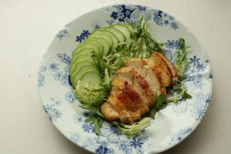 黄瓜切片，苦菊撕小朵，铺在盘子里，鸡胸肉也铺上去。