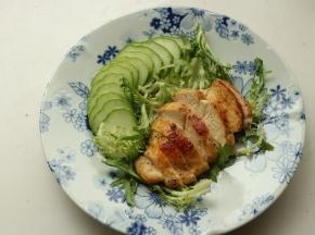 黄瓜切片，苦菊撕小朵，铺在盘子里，鸡胸肉也铺上去。