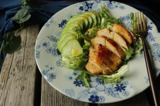 淋上刚才做好的油醋汁沙拉酱即可食用。