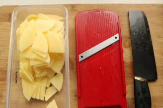 土豆去皮，切成片。