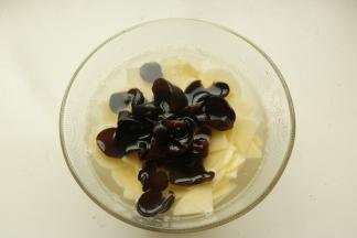 土豆片和泡发的木耳洗净。