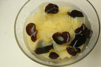 捞出来再过两遍凉水。