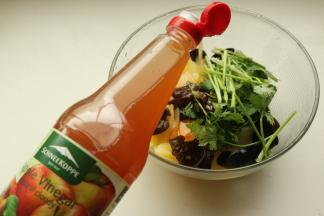 加入香菜段，加入所有调料，拌匀即可。