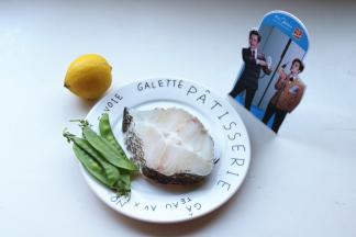 准备好食材。鳕鱼提前从冰箱里拿出来自然解冻。