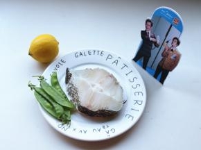 准备好食材。鳕鱼提前从冰箱里拿出来自然解冻。