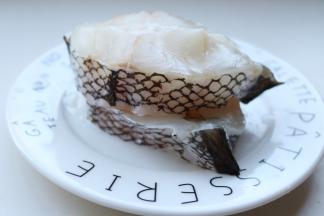 除去鱼皮部分上面的鱼鳞，清洗干净。