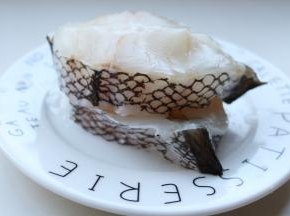除去鱼皮部分上面的鱼鳞，清洗干净。