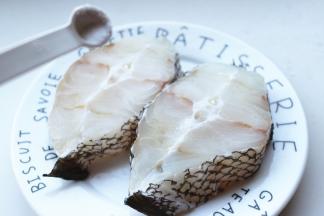 擦干表面水分。表面撒盐，略微按摩一下。