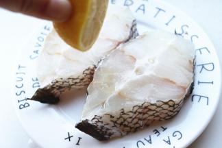 柠檬切半，鱼肉表面淋上柠檬汁，静置腌制20分钟。