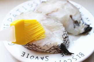 腌好的鳕鱼表面刷一层油。