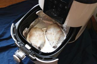 合上炸锅。设置200度，25分钟，开始烤。