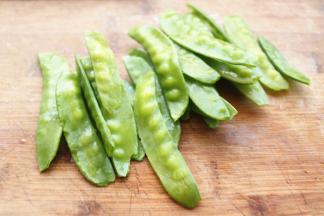 烤鱼的时候准备配菜，荷兰豆洗净，去蒂去把。