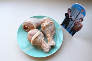 准备鸡腿，提前从冰箱冷冻室里拿出来，在冷藏室自然解冻后待用。