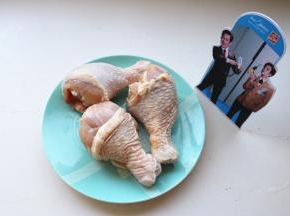 准备鸡腿，提前从冰箱冷冻室里拿出来，在冷藏室自然解冻后待用。