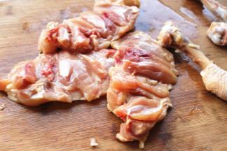 准备一把厨房剪，剔出鸡骨头，这是只做给最爱的人吃的菜，吃起来很省事。